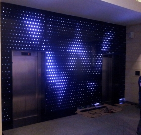 Hotel W - Paris, chapa perforada con animación Led - MMT MetalCristal